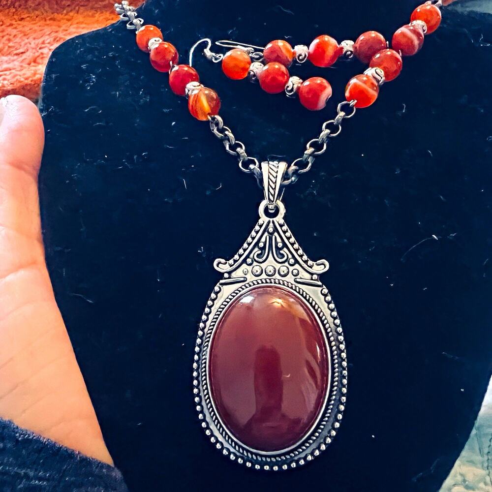 Red Agate 16” Beaded Pendant Necklace Silver Tone Oval Bezel Pendant